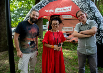 Festiwal Rzeki Literatury. Olga Tokarczuk w towarzystwie dziennikarzy Radia Zachód - Jacka Grodzkiego i Jacka Bugaja (fot. Krzysztof Filmanowicz)