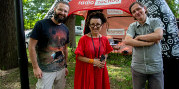 Festiwal Rzeki Literatury. Olga Tokarczuk w towarzystwie dziennikarzy Radia Zachód - Jacka Grodzkiego i Jacka Bugaja (fot. Krzysztof Filmanowicz)