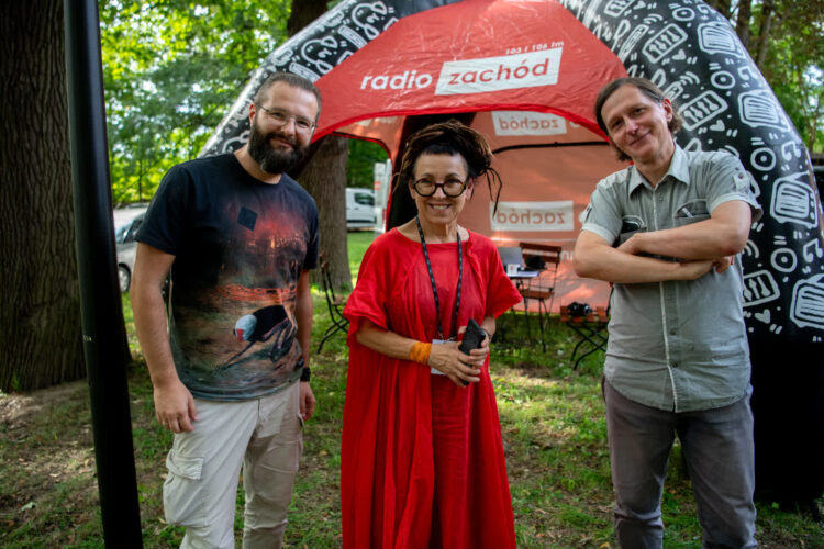 Festiwal Rzeki Literatury. Olga Tokarczuk w towarzystwie dziennikarzy Radia Zachód - Jacka Grodzkiego i Jacka Bugaja (fot. Krzysztof Filmanowicz)