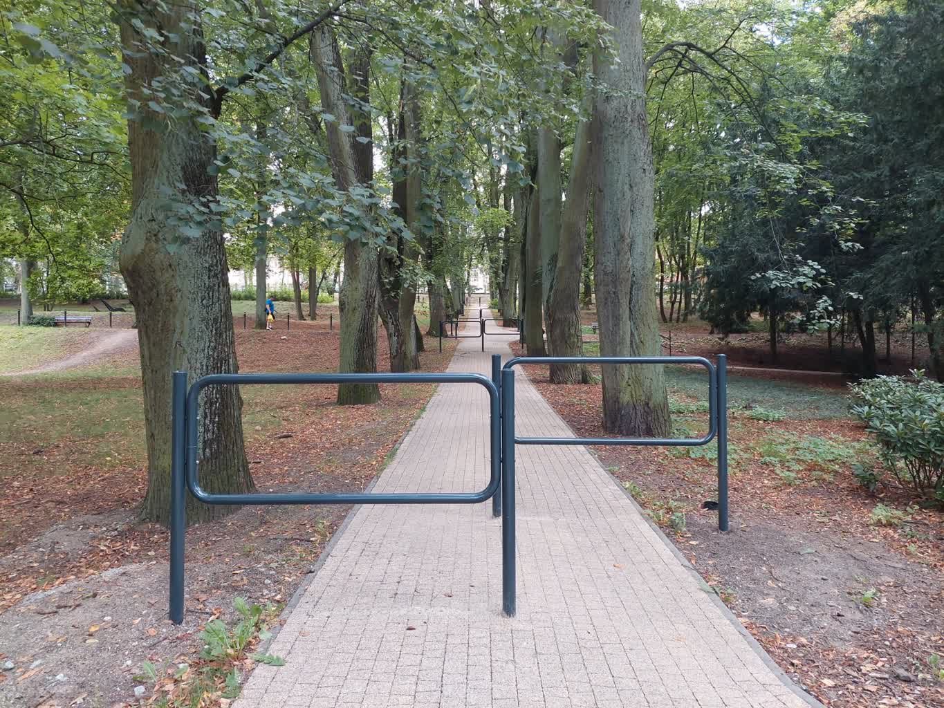 Barierki ochronne w Parku Tysiąclecia