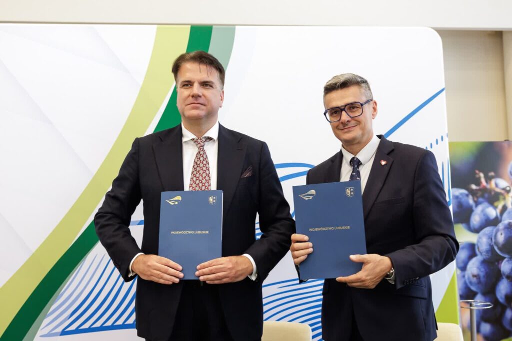 Na zdjęciu Grzegorz Brona, prezes Creotech Instruments, oraz marszałek Sebastian Ciemnoczołowski (fot. Kasia Klimkowska/lubuskie.pl)