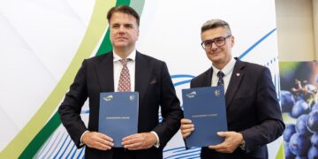 Na zdjęciu Grzegorz Brona, prezes Creotech Instruments, oraz marszałek Sebastian Ciemnoczołowski (fot. Kasia Klimkowska/lubuskie.pl)