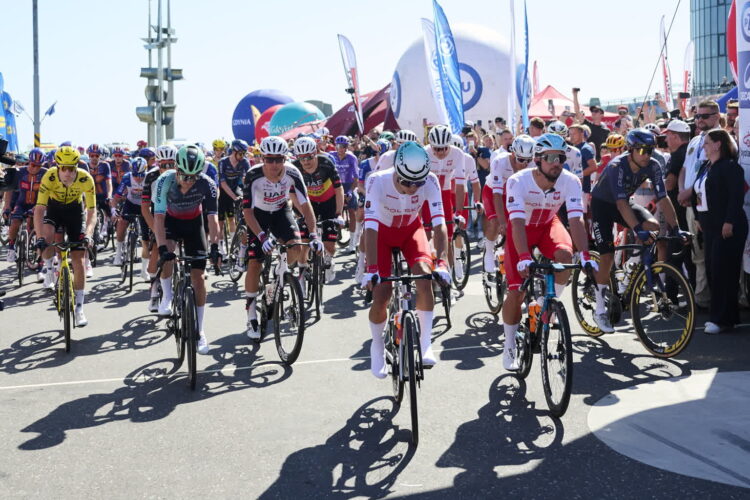 Kolarze reprezentacji Polski Filip Gruszczyński (C-L) i Radosław Frątczak (C-P) na starcie 1. etapu 83. Tour de Pologne w Gdyni. Fot. PAP/Adam Warżawa