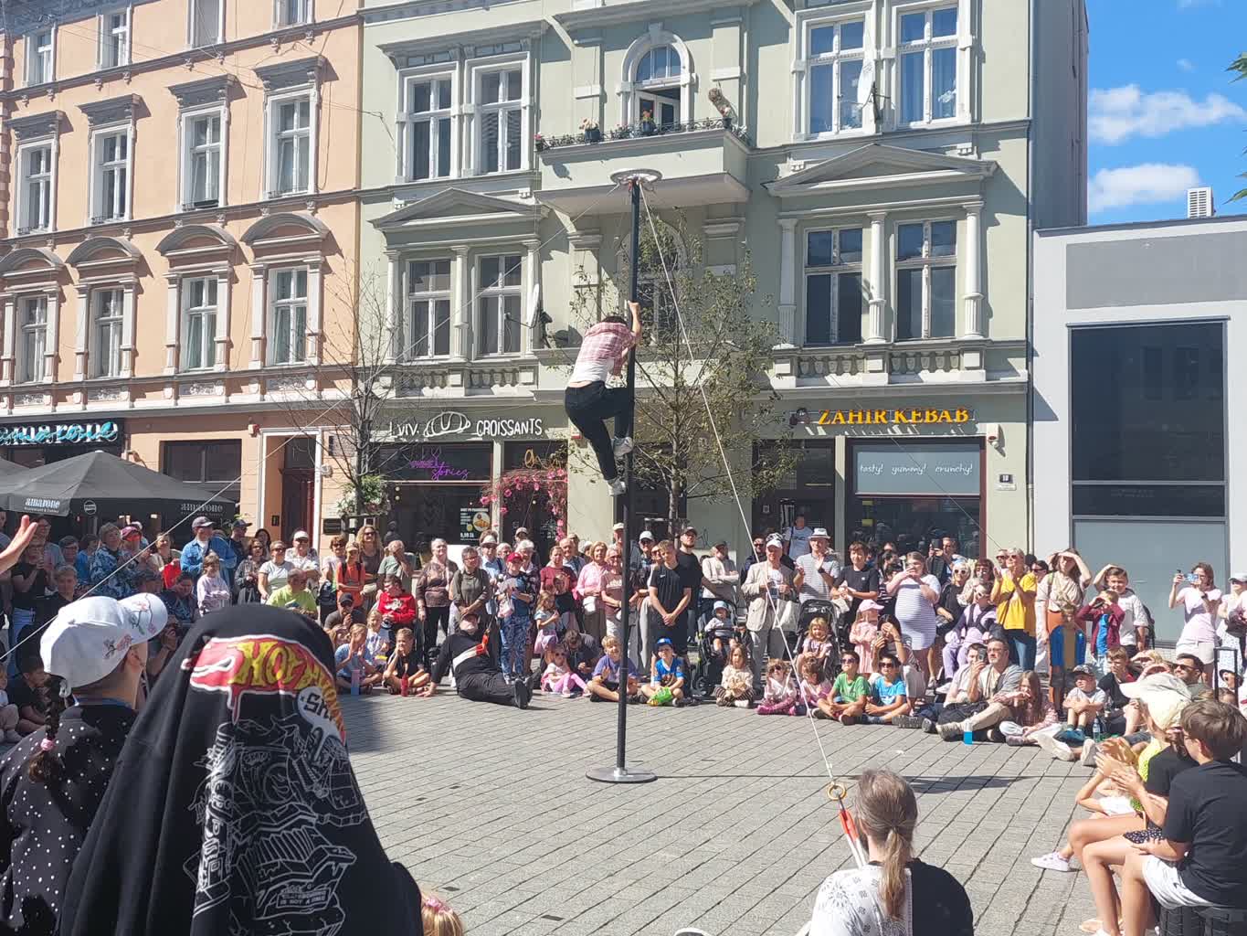 Artyści z całego świata prezentują się w Zielonej Górze. Trwa Busker Tour 2026