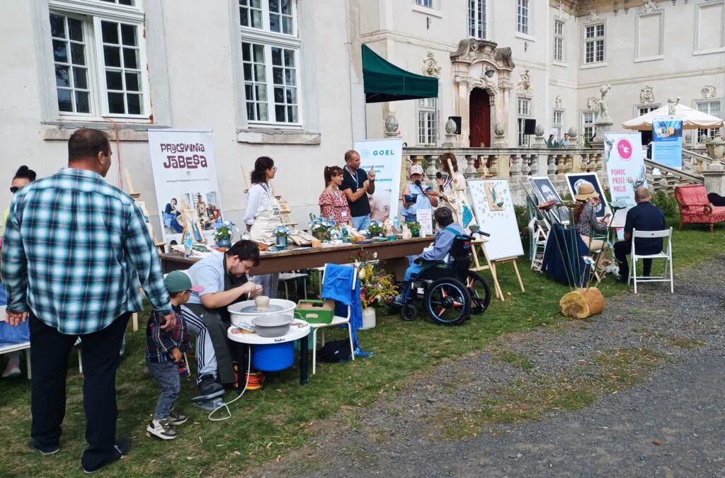 Przegląd podmiotów ekonomii społecznej na terenie pałacu w Bojadłach. Wydarzenie zorganizował ROPS w Zielonej Górze (fot. Piotr Bakselerowicz)