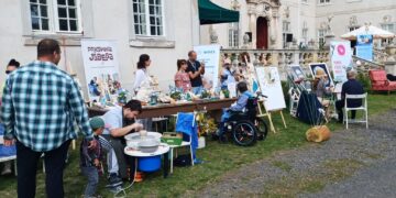 Przegląd podmiotów ekonomii społecznej na terenie pałacu w Bojadłach. Wydarzenie zorganizował ROPS w Zielonej Górze (fot. Piotr Bakselerowicz)