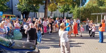 Cichy protest przeciwko zamknięciu porodówki w szpitalu w Sulechowie (fot. Piotr Bakselerowicz)