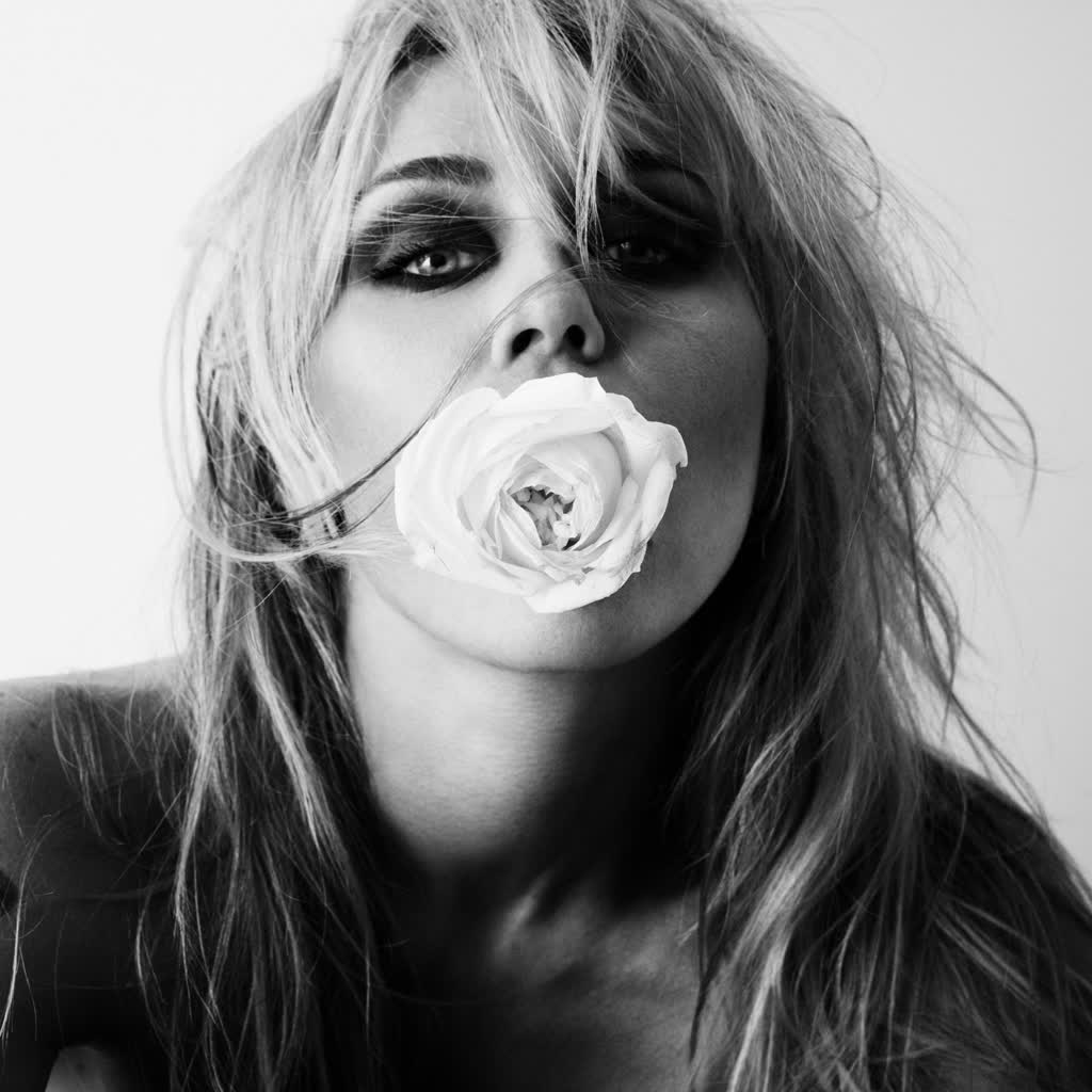 MILEY CYRUS Bass Persuades