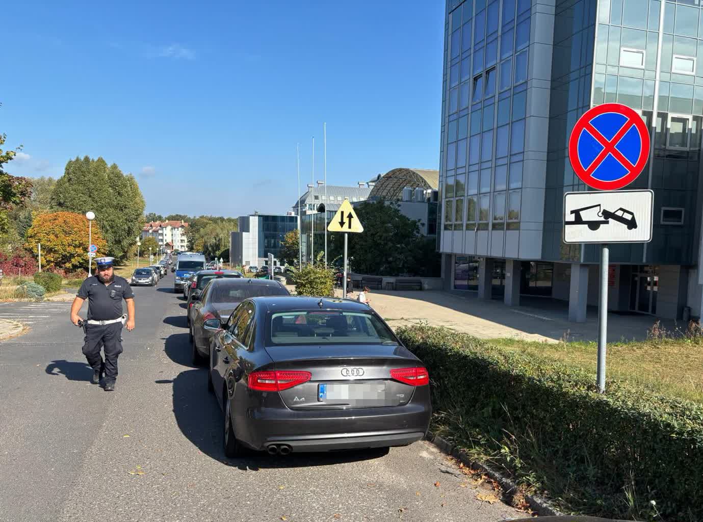 Nieprawidłowe parkowanie na ul. Szafrana. Kilkanaście aut odholowanych