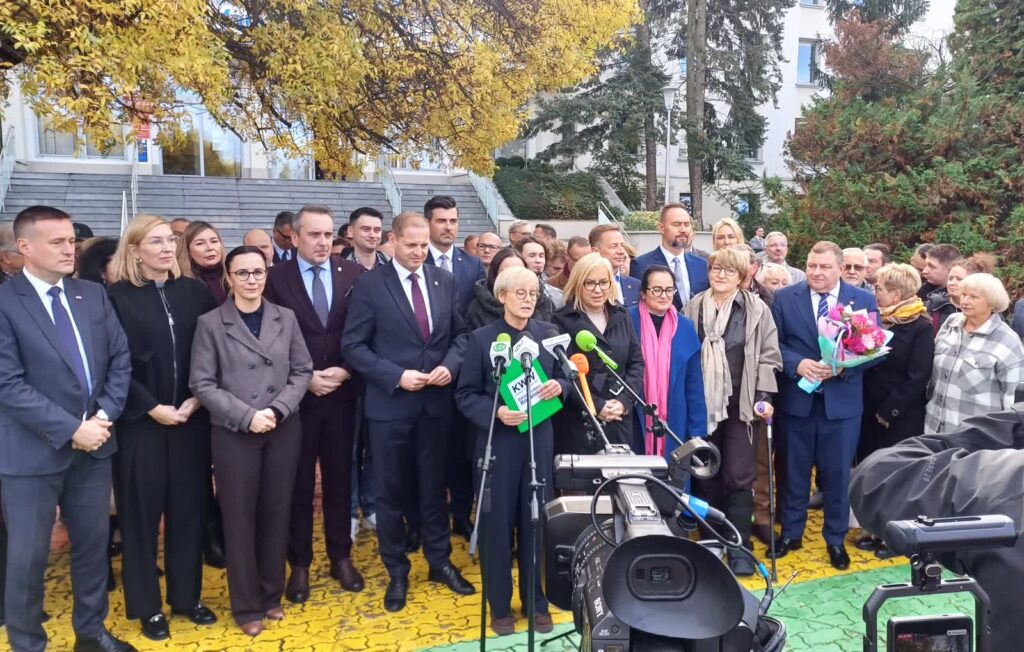 Wybory uzupełniające do Senatu. Wiec poparcia dla Zdzisławy Różańskiej, wdowy po zmarłym generale (fot. Piotr Bakselerowicz)