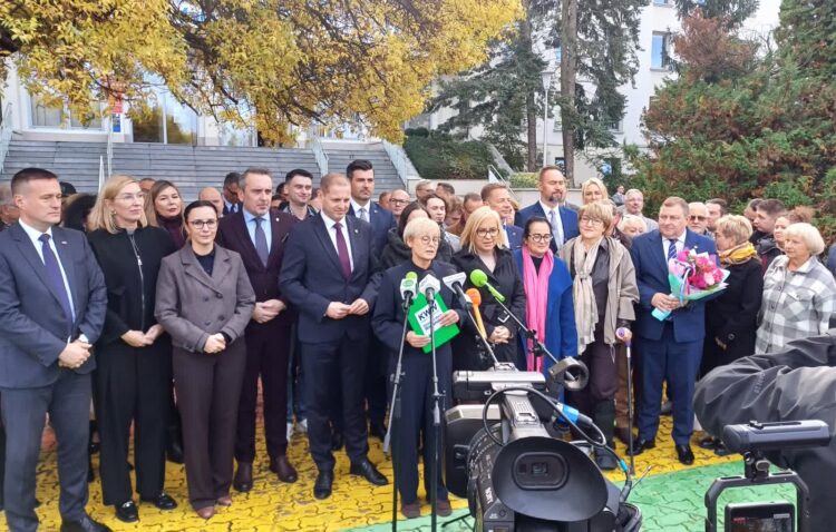 Wybory uzupełniające do Senatu. Wiec poparcia dla Zdzisławy Różańskiej, wdowy po zmarłym generale (fot. Piotr Bakselerowicz)