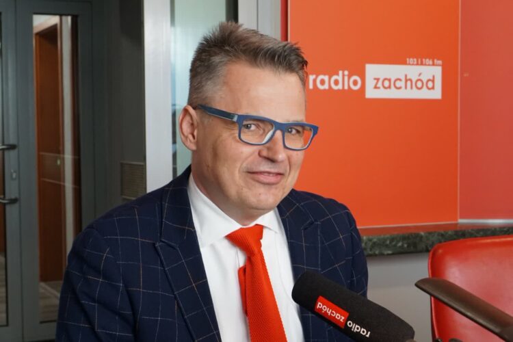 Janusz Kubicki w studiu Radia Zachód