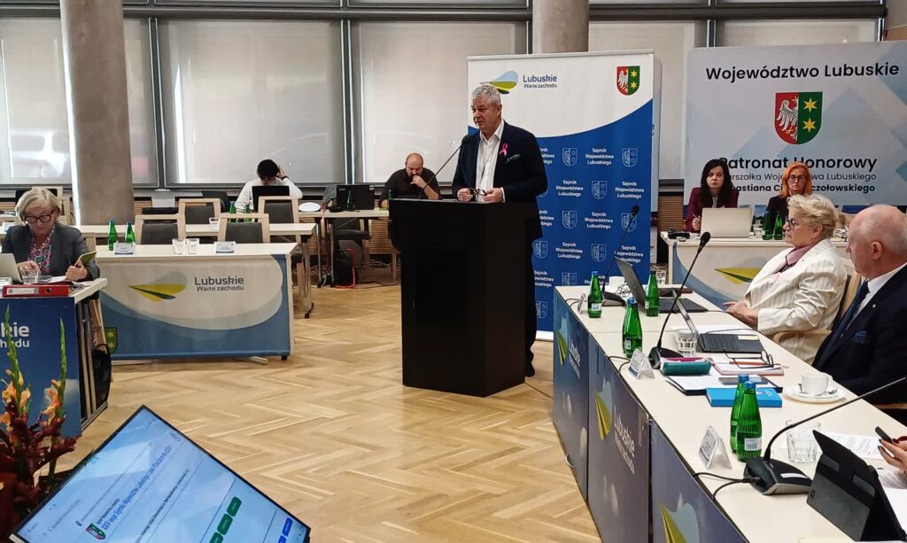 Marek Działoszyński, prezes Szpitala Uniwersyteckiego w Zielonej Górze, na październikowej sesji sejmiku woj. lubuskiego (fot. Piotr Bakselerowicz)