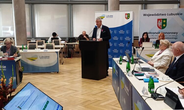 Marek Działoszyński, prezes Szpitala Uniwersyteckiego w Zielonej Górze, na październikowej sesji sejmiku woj. lubuskiego (fot. Piotr Bakselerowicz)